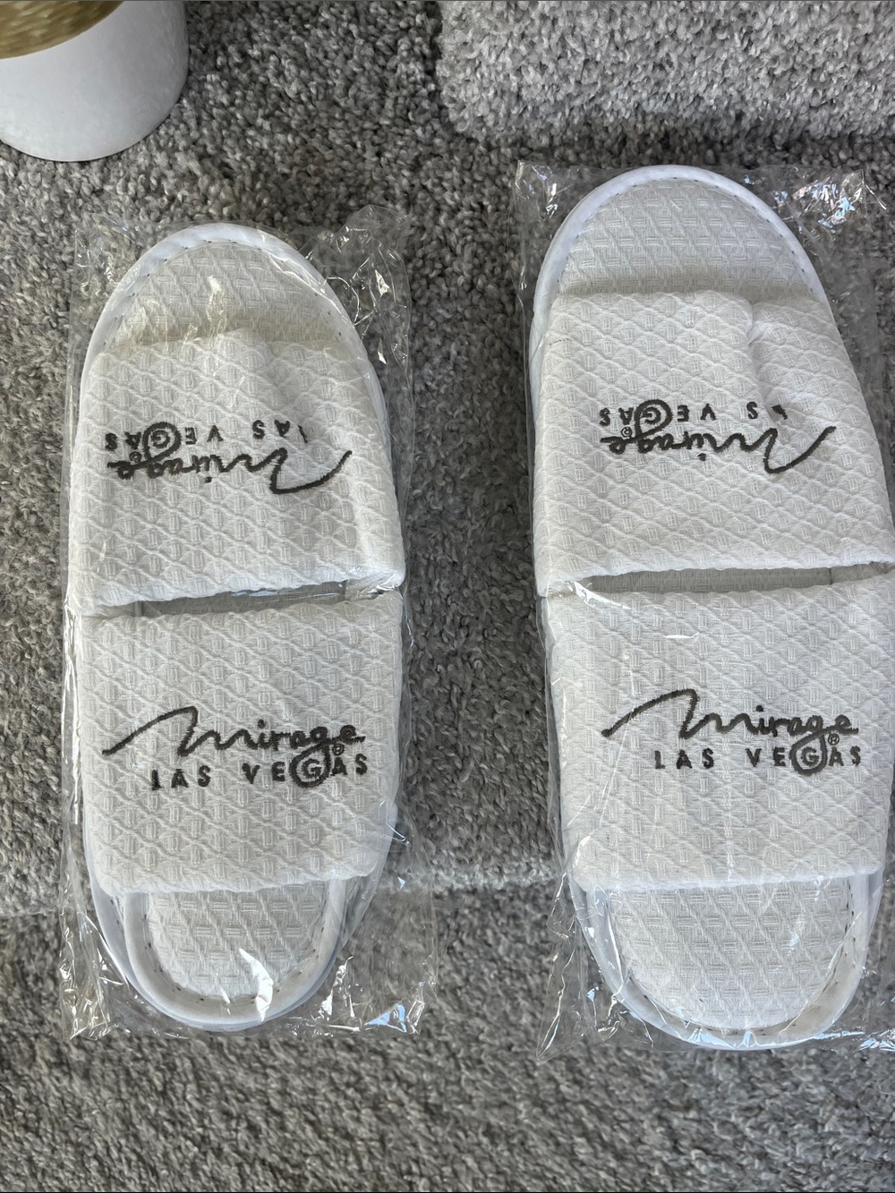 Mirage Las Vegas Men's White Spa Slide Slippers